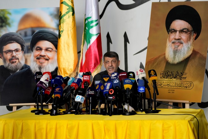 El portador del líder de Hezbolá, Mohammed Afif, habló durante una conferencia de prensa en Dahiyeh, un suburbio de Beirut, ya ha pasado el sol. FotoAP
