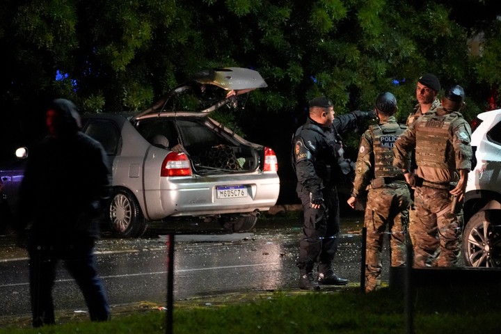La policía inspecciona la zona donde se produjeron las explosiones. FotoAP.