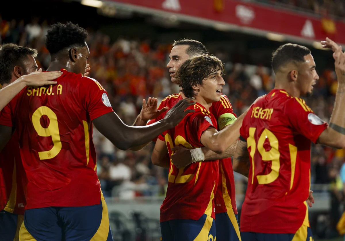 Los jugadores de la selección española celebran el tercer gol ante Suiza