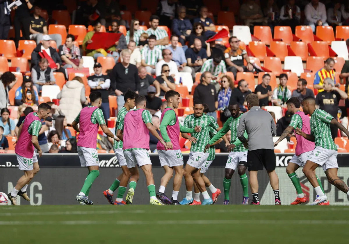 Los futbolistas del Betis, en los ejercicios de entrenamiento previos al partido ante el Valencia