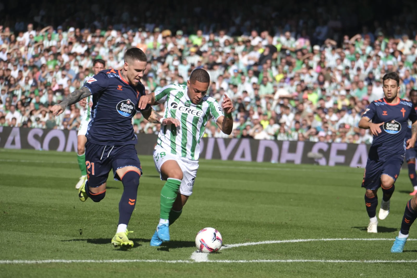 Vitor Roque pelea contra Ristic durante la primera parte del Betis-Celta