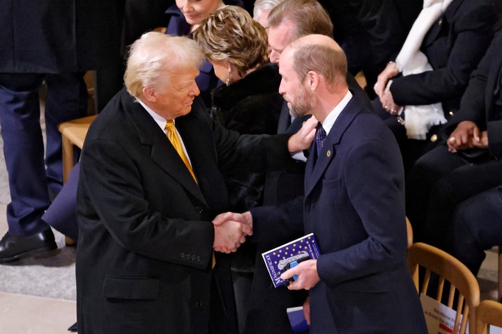 El presidente electo de Estados Unidos, Donald Trump, le da la mano al príncipe Guillermo, Príncipe de Gales, de Gran Bretaña, dentro de la Catedral de Notre-Dame antes de la ceremonia de reapertura de la icónica catedral durante el incendio de 2019, en el centro de París, el 7 de diciembre de 2024. LUDOVIC MARIN/Pool via REUTERS