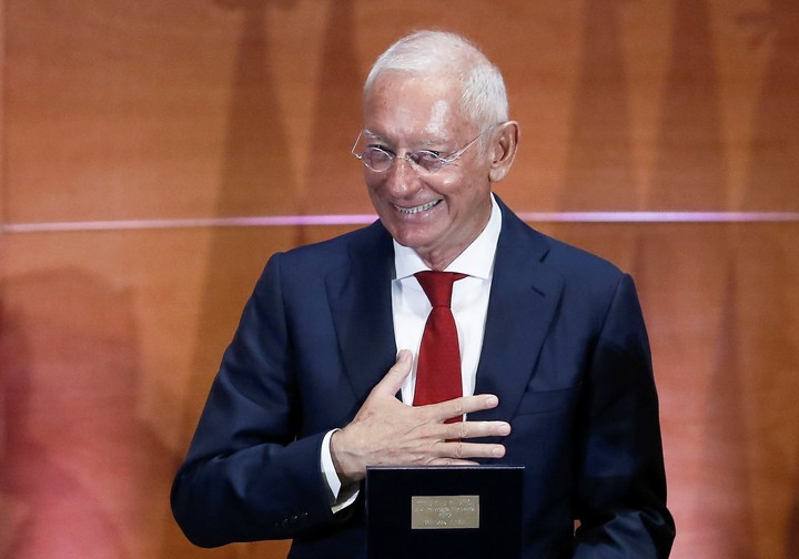 Isak Andic recibiendo el Premio Reino de España en Trayectoria Empresarial. Foto EFE