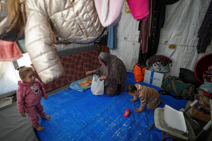 Wafaa Nasrallah posa a Pan para sus hijos de 4 y 2 años. Foto: AP 
