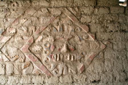 Mural en alto relieve en la tumba de la Señora de Cao representando a la deidad moche Ai apaec