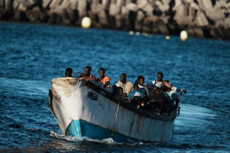 Migrantes viajan en su segundo cayuco en El Hierro, el 3 de noviembre de 2023, en El Hierro, Islas Canarias (España). Una segunda embarcación con 70 migrantes a bordo llegó hoy al puerto de La Restinga, en El Hierro, y al menos cuatro de ellos requirieron asistencia médica. Desde la noche en la que llegaron a Canarias tres embarques con más de 250 inmigrantes a bordo, uno de ellos en Gran Canaria, con 105 personas de origen subsahariano, dos de ellas mujeres, y otro en El Hierro, con 83 personas , de los cuales algunos fueron derivados del hospital insular.
