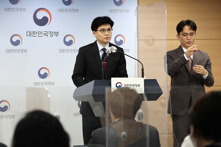 Tensión en Corea del Sur: Han Dong-hoon pidio la "suspensión inmediata" del presidente Yoon Suk Yeol tras su intento de imponer una ley de marcha.