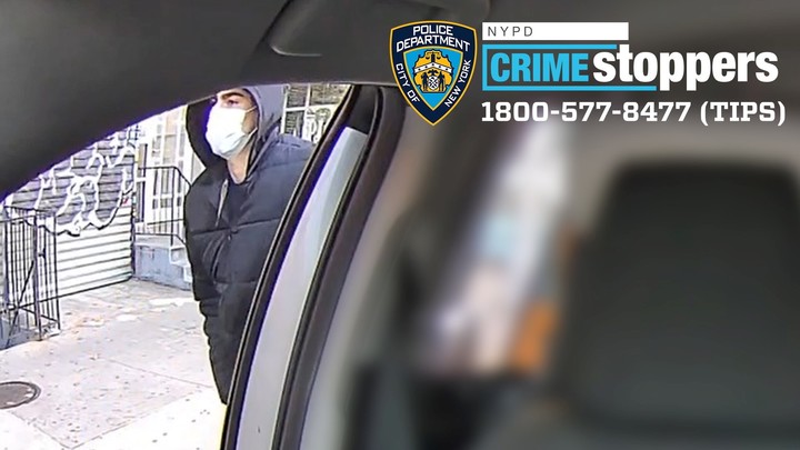 Una fotografía publicada por el Departamento de Policía de la ciudad de Nueva York el 7 de diciembre de 2024 muestra a una persona de interés en el tiroteo afuera del hotel Hilton de Nueva York donde le dispararon al director ejecutivo de UnitedHealthcare, Brian Thompson. Foto EFE