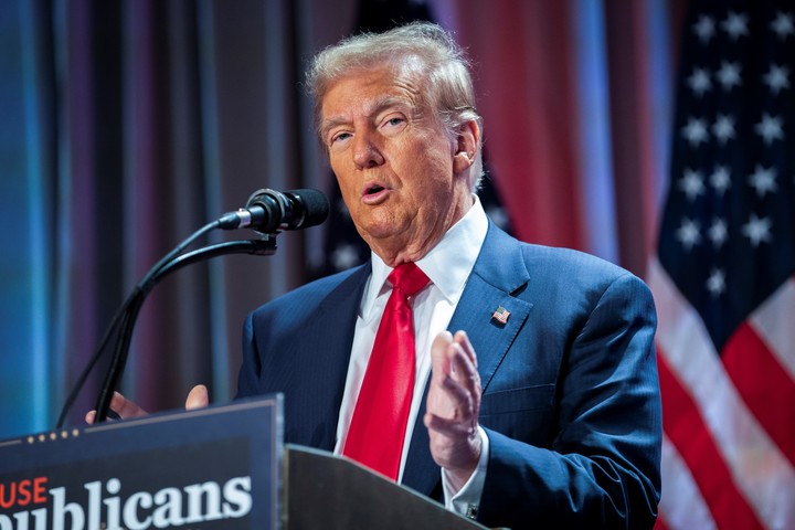 Cuando se siente de negro, Donald Trump lo hará en un país con un modelo económico extraordinario. FotoAP