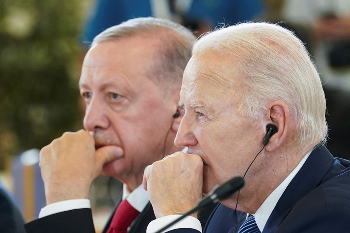 El presidente estadounidense Joe Biden y el presidente turco Recep Tayyip Erdogan asisten al segundo día de la reunión del G7 en Borgo Egnazia, Italia, el 14 de junio de 2024. Foto de Reuters