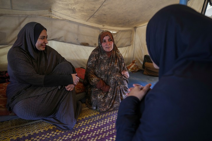 Alaa Hamami habla con su hermana y una ventana del campamento. Foto: AP