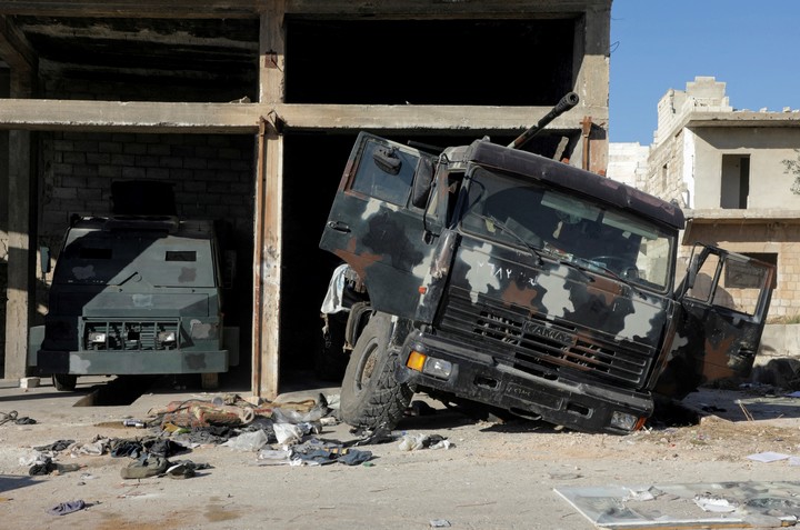 Un vehículo militar dañado fue encontrado en la ciudad de Maarat al-Numan, provincia de Idlib, después de que los combatientes rebeldes capturaran la ciudad en Siria. FotoReuters