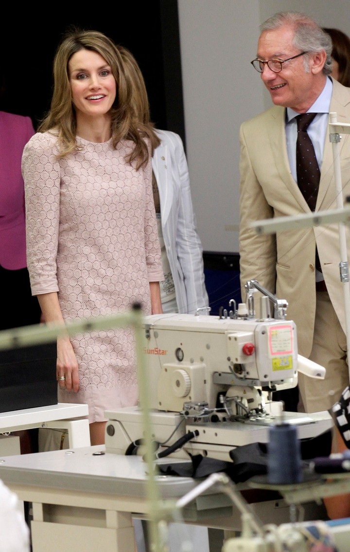 Isak Andic, junto a la reina Letizia, en una visita a las instalaciones de Mango. FotoReuters