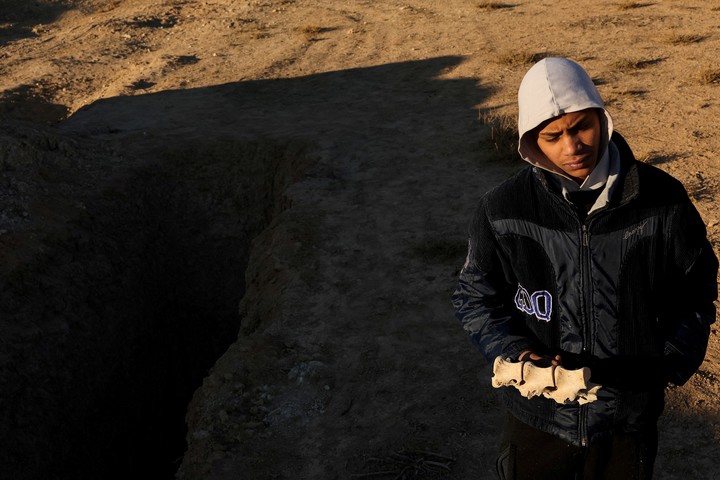 Restos de una columna vertebral perforada en una fosa común en Siria. FotoReuters
