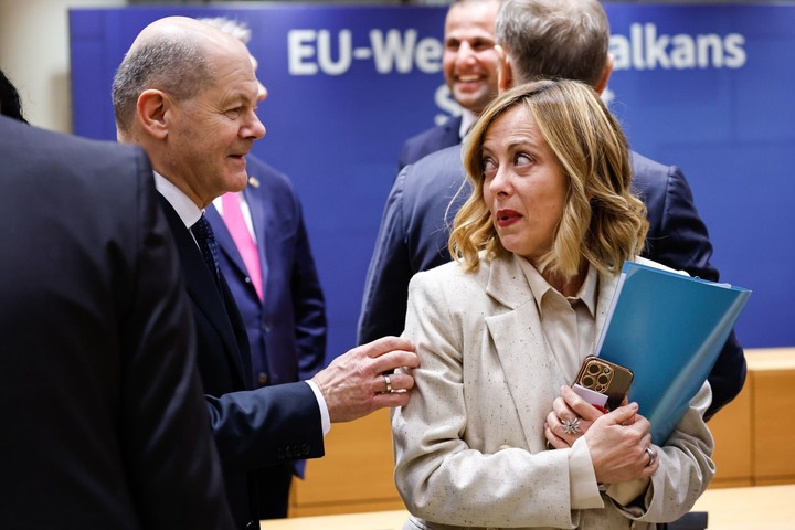 Olaf Scholz, Canciller de Alemania, en el país, habla con Giorgia Meloni, Primera Ministra de Italia, durante una sesión de negocios en la UE-Balcanes Occidentales en Bruselas. foto de Bloomberg