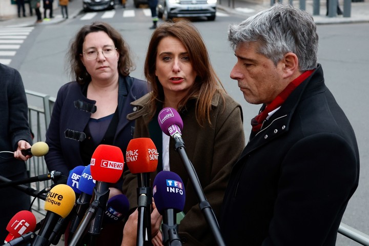 La parlamentaria del Partido Verde francés, Cyrielle Chatelain, la secretaria nacional de Ecologistas (LE), Marine Tondelier, y el senador francés Guillaume Gontard hablaron en la conferencia antes de su reunión con el presidente francés, Emmanuel Macron. Foto EFE