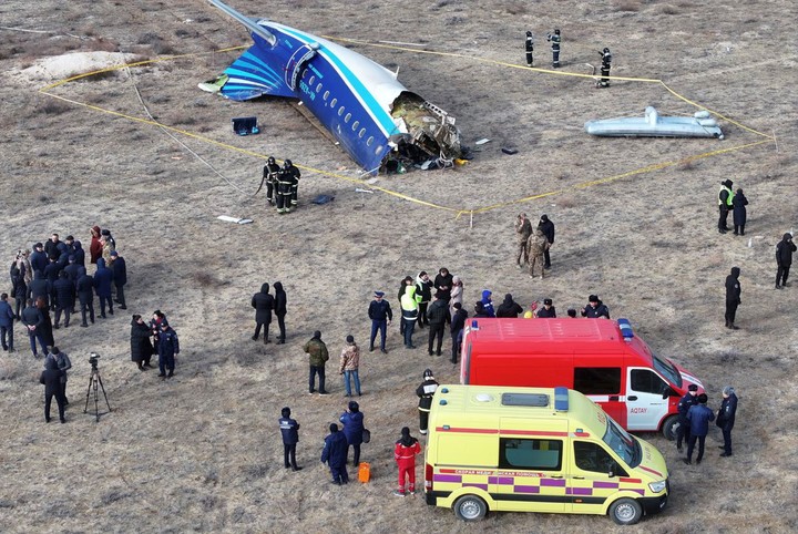Los servicios de emergencia trabajan en el lugar donde se estrelló el avión. Foto: EFE