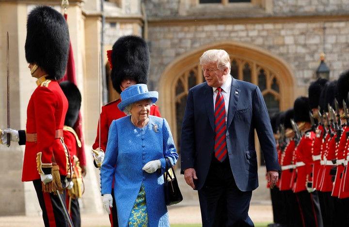 El presidente Donald Trump y la reina Isabel II inspeccionan la Guardia de Honor en el Castillo de Windsor en Windsor, Inglaterra, el 13 de julio de 2018. (Foto AP/Pablo Martínez Monsiváis) 