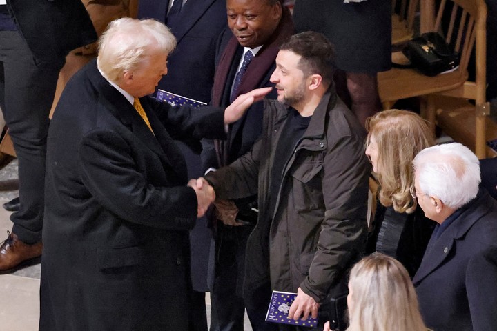 El presidente electo de Estados Unidos, Donald Trump, le da la mano al presidente de Ucrania, Volodimir Zelenski, en el interior de la catedral de Notre-Dame de París. FotoReuters