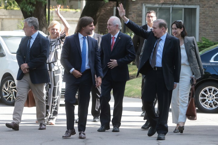 El presidente de Uruguay, Luis Lacalle, Pou caminó junto al líder opositor venezolano Edmundo González Urrutia este sábado en Montevideo (EFE)