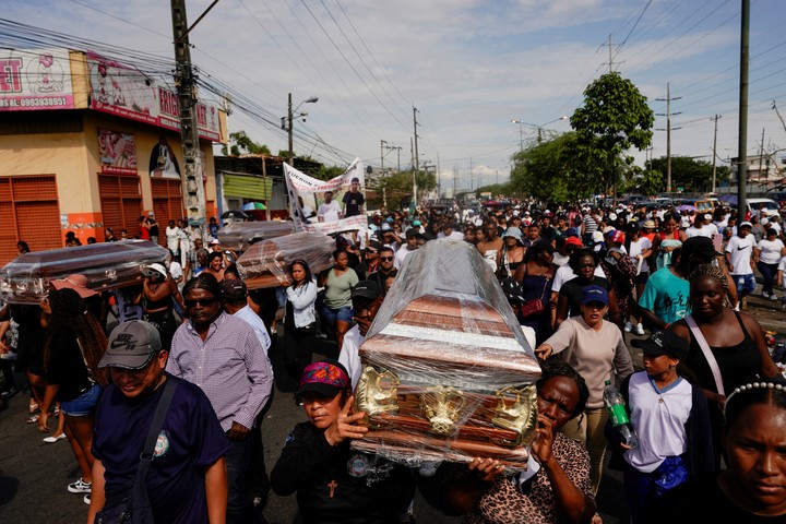El funeral de los cuatro chicos de Asesino en Guayaquil marcó el inicio del nuevo año en Ecuador. Foto: REUTERS 