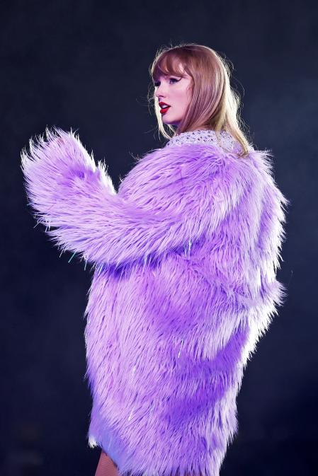 Taylor Swift con abrigo de viola en un concierto en Toronto