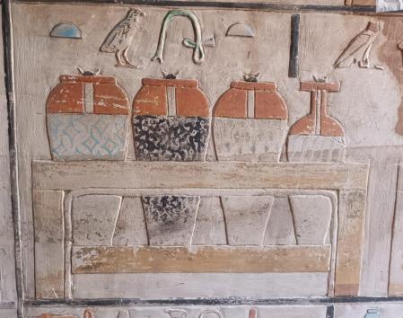 Una sección del mural representa varios contenedores del antiguo Egipto.