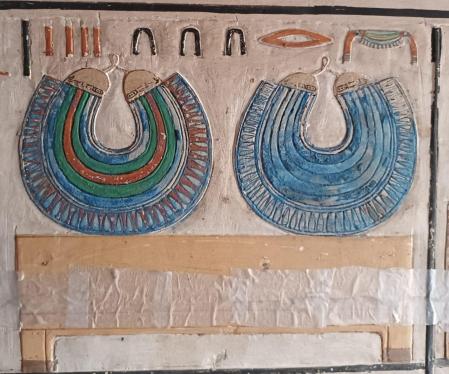 Parte de las decoraciones funerarias.