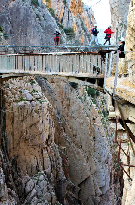 El emblemático puente, diseñado por Luis Machuca, ha recibido diversos premios