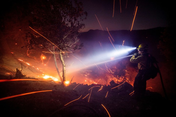 Bombarderos durante la noche para evitar que el fuego se reavivara. Foto: Reuters