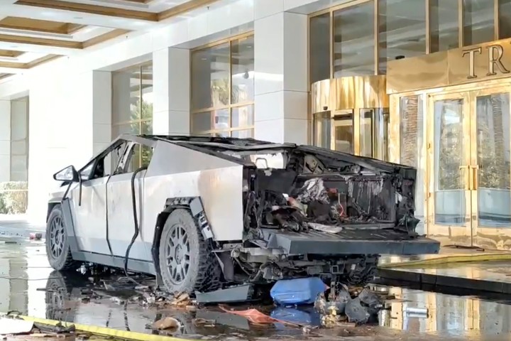 El coche eléctrico de Tesla que se instaló a kilómetros frente al hotel Trump, en Las Vegas. Foto: EFE 
