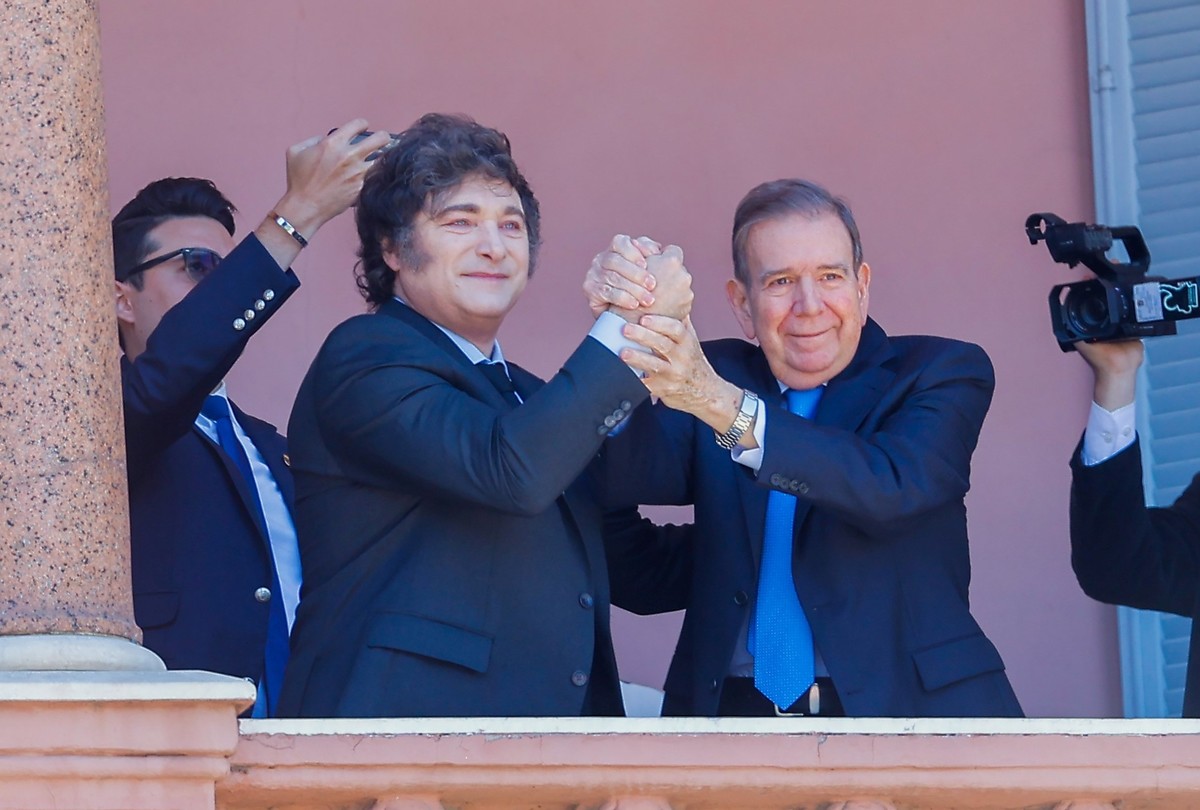 El presidente de Argentina, Javier Milei, posa con el líder opositor venezolano Edmundo González Urrutia este sábado, en la Casa Rosada de Buenos Aires (EFE)