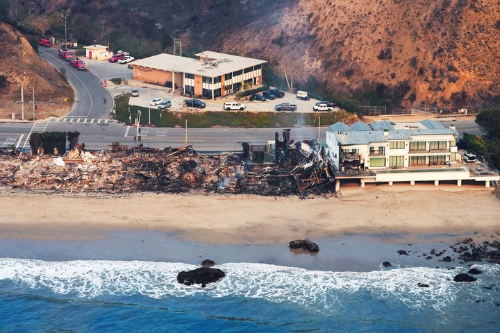 Una casa frente al mar en Malibú, encalada. Foto: AP 