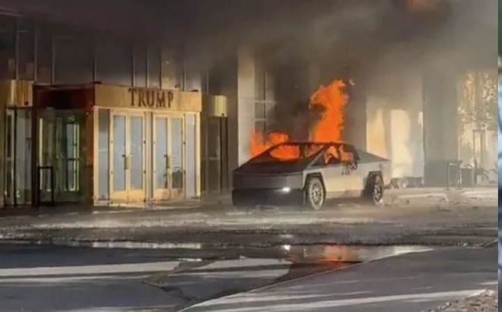 Cybertruck de Tesla envuelto en palas, entre arándanos explotando en Las Vegas, Estados Unidos, en una fotografía difundida por Elon Musk.