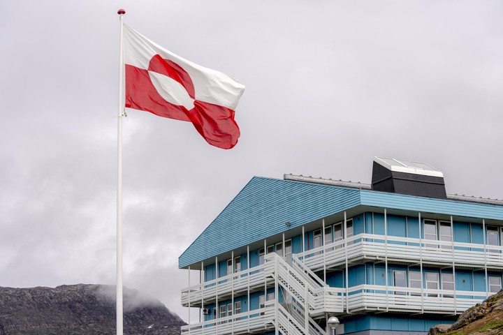 La bandera de Groenlandia flamea en la ciudad de Sisimiut, en una imagen de julio. Foto: EFE  