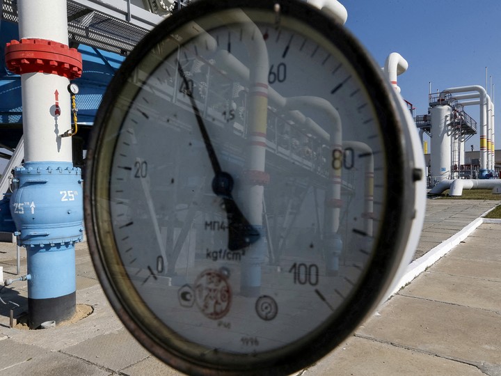 Un médico especialista en presión en una planta de carbonatación en Mryn, cerca de Kiev, Ucrania. Foto: REUTERS