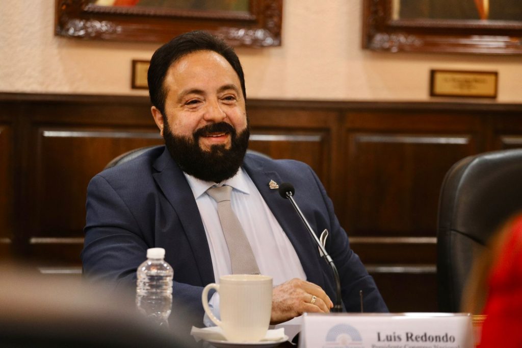 Acusaciones sobre posible influencia de Luis Redondo en aprobación de banco ligado a su familia